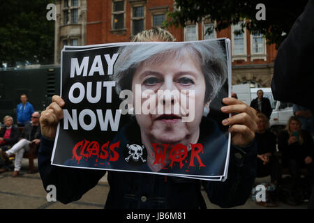 Londra REGNO UNITO. Il 9 giugno, 2017. Un gruppo Anti Theresa Maggio manifestanti dalla guerra di classe in Westminster dopo le elezioni generali risultato dove il partito conservatore ha fatto peggio di previsione risultante in un parlamento appeso Credito: amer ghazzal/Alamy Live News Foto Stock