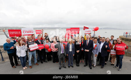 Swansea, Regno Unito. Il 9 giugno, 2017. Elezioni generali 2017. Laburista gallese si sono riuniti per celebrare a Mumbles. Sede di Gower vincitore Tonia Antoniazzi (rossette, destra) fianchi Galles primo ministro Carwyn Jones, con Cardiff North MP Anna McMorrin (sinistra) presso la Baia di Swansea photocall. Credito: Gareth Llewelyn/Alamy Live News. primo ministro Credito: Gareth Llewelyn/Alamy Live News. Foto Stock