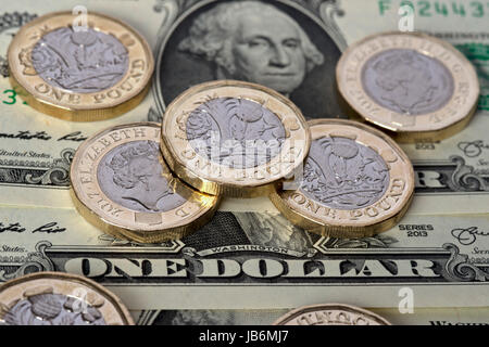 Nuove monete da sterline britanniche (GBP) con banconote in dollari USA Foto Stock
