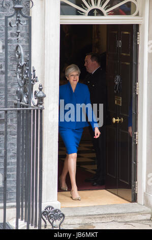 A Downing Street, Londra, Regno Unito. Il 9 giugno, 2017. Il giorno dopo le elezioni generali, PM Theresa Maggio annuncia la formazione di un governo con l aiuto del DUP nonostante perdere Commons maggioranza. Il Primo Ministro lascia 10 di Downing Street per incontrare la Regina a Buckingham Palace. Credito: Malcolm Park/Alamy Live News. Foto Stock