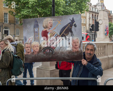 A Downing Street, Londra, Regno Unito. Il 9 giugno, 2017. Il giorno dopo le elezioni generali, PM Theresa Maggio annuncia la formazione di un governo con l aiuto del DUP nonostante perdere Commons maggioranza. Artista Kaya Mar detiene uno dei suoi lavori satirico in Whitehall. Credito: Malcolm Park/Alamy Live News. Foto Stock