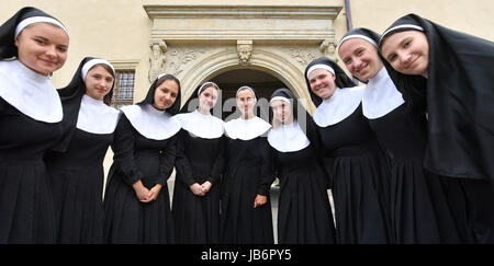 Attrici vestite come le monache, compresi Katja Koehler come Nonne Katharina von Bora (c), all'apertura della città festival 'Luthers Hochzeit" (lit. Lutero di matrimonio) a Wittenberg (Germania), 9 giugno 2017. Il festival celebra il matrimonio di Martin Lutero (1483-1546) e la suora Katharina von Bora (1499-1552) nel 1525. Foto: Hendrik Schmidt/dpa-Zentralbild/dpa Foto Stock