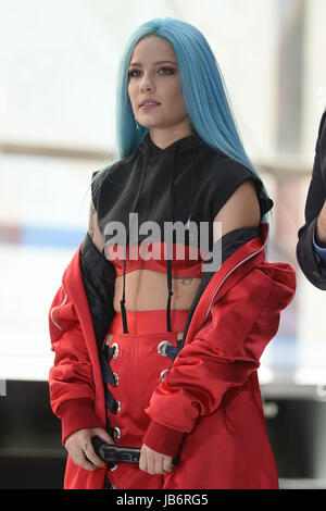 New York, Stati Uniti d'America. Il 9 giugno, 2017. Il cantante Halsey esegue su NBC's "oggi" al Rockefeller Plaza il 9 giugno 2017 a New York City. Credito: Erik Pendzich/Alamy Live News Foto Stock