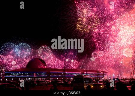 (170609) -- ASTANA, 9 giugno 2017 (Xinhua) -- fuochi d'artificio esplodere durante la cerimonia di apertura del 2017 Astana EXPO di Astana, Kazakistan, in data 9 giugno 2017. (Xinhua/Wu Zhuang) Foto Stock