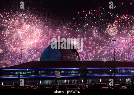 (170609) -- ASTANA, 9 giugno 2017 (Xinhua) -- fuochi d'artificio esplodere durante la cerimonia di apertura del 2017 Astana EXPO di Astana, Kazakistan, in data 9 giugno 2017. (Xinhua/Wu Zhuang) Foto Stock