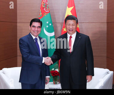 Astana in Kazakhstan. Il 9 giugno, 2017. Il presidente cinese Xi Jinping (R) si riunisce con il Turkmenistan è Presidente Gurbanguly Berdymukhamedov ad Astana, Kazakistan, 9 giugno 2017. Credito: Pang Xinglei/Xinhua/Alamy Live News Foto Stock