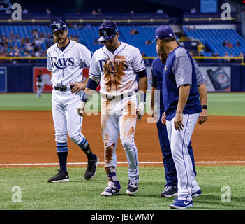 Giugno 08, 2017 - Tampa Bay Rays center fielder Kevin Kiermaier (39) limps fuori campo dopo lo scorrimento nella prima base nella quinta inning di gioco tra il White Sox e i raggi al Tropicana Field, San Pietroburgo, Florida, Stati Uniti d'America. Del Mecum/CSM Foto Stock