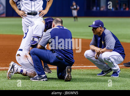 Giugno 08, 2017 - Tampa Bay Rays manager Kevin contanti (16) e il trainer team controllare su Tampa Bay Rays center fielder Kevin Kiermaier (39) dopo lo scorrimento nella prima base nella quinta inning di gioco tra il White Sox e i raggi al Tropicana Field, San Pietroburgo, Florida, Stati Uniti d'America. Del Mecum/CSM Foto Stock