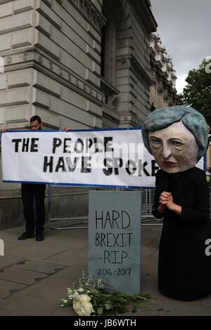 Londra, Regno Unito. 09 Giugno, 2017. Un piccolo segno di protesta avviene al di fuori di Downing Street dopo lo scatto dei risultati elettorali in un parlamento appeso. Credito: Conall Kearney/Alamy Live News Foto Stock