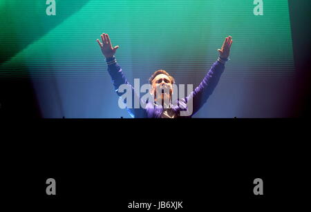 Newport, Isle of Wight, Regno Unito. Il 9 giugno, 2017. Isle of Wight Festival Giorno 1 - British DJ David Guetta di eseguire a IOW Festival, Seaclose Park Newport il 9 giugno 2017, UK Credit: DFP/fotografica Alamy Live News Credito: DFP/fotografica Alamy Live News Foto Stock