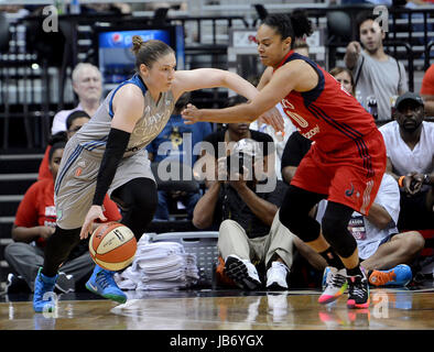 Washington, DC, Stati Uniti d'America. Il 9 giugno, 2017. 20170609 - Minnesota Lynx guard LINDSAY WHALEN (13) dribbling contro Washington Mystics guard KRISTI TOLIVER (20) nel primo semestre al Verizon Center di Washington. Credito: Chuck Myers/ZUMA filo/Alamy Live News Foto Stock