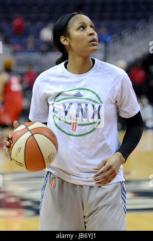 Washington, DC, Stati Uniti d'America. Il 9 giugno, 2017. 20170609 - Minnesota Lynx avanti MAYA MOORE (23) si riscalda prima di iniziare la seconda metà contro il Washington Mystics al Verizon Center di Washington. Credito: Chuck Myers/ZUMA filo/Alamy Live News Foto Stock