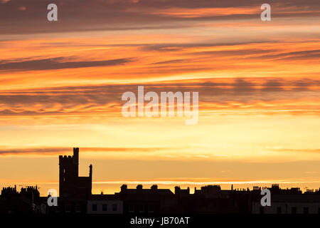 La mattina presto alba cielo sopra skyline di East Cliff parte di Ramsgate città con la torre a corona sull'angolo di Granville Casa in silhouette. Foto Stock