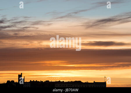 La mattina presto alba cielo sopra skyline di East Cliff parte di Ramsgate città con la torre a corona sull'angolo di Granville Casa in silhouette. Foto Stock