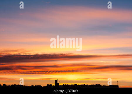 La mattina presto alba cielo sopra skyline di East Cliff parte di Ramsgate città con la torre a corona sull'angolo di Granville Casa in silhouette. Foto Stock