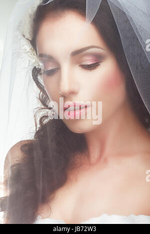 Nozze. L'innesto. Sentimentale gradetto sposa in trasparente Voile Foto Stock