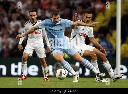 EDIN DZEKO STEVEN CAULKER Manchester City V Manchester City V SWANSEA CITY ETHIAD STADIUM Manchester Inghilterra 15 Agosto 2011 Foto Stock