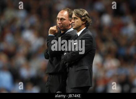 ROBERTO MANCINI DAVID PLATT Manchester City FC Manchester City FC MANAGER ETHIAD STADIUM Manchester Inghilterra 15 Agosto 2011 Foto Stock