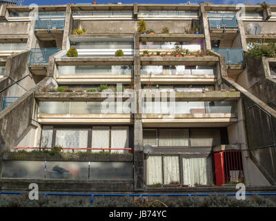 LONDON, England, Regno Unito - MARZO 04, 2009: Alexandra Road station wagon progettata nel 1968 da Neave Brown si applica la casa a schiera Modello ad alta densità di alloggiamento pubblico è un capolavoro della nuova architettura brutalist Foto Stock