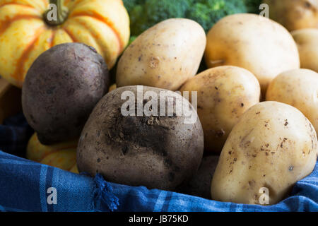 Crudo fresco patate e barbabietole in cesto con altri ortaggi e legumi Foto Stock