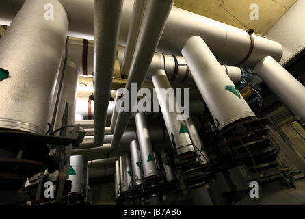 Tubazioni di metallo parte di pompaggio di aria e sistema di filtrazione in un bunker sotterraneo. Foto Stock