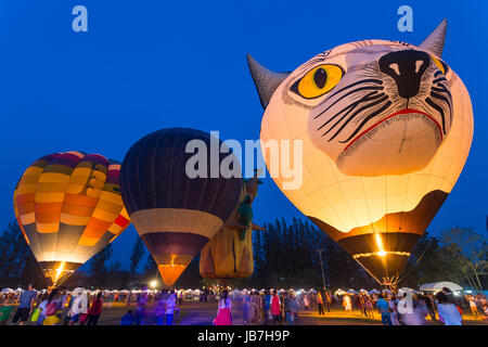 Chiang Mai, Thailandia - 4 Marzo 2016 - Hot-ventilato ballons galleggiante sul display a Chiang Mai Ballon Festival in Chiang Mai Thailandia il 4 marzo, 2016 Foto Stock