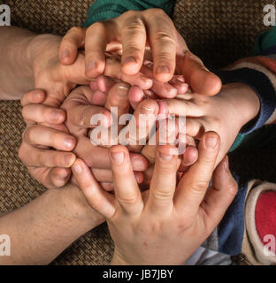 Molte mani insieme. Interior shot Foto Stock