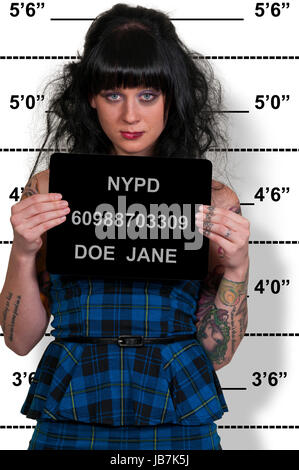 Mugshot di una giovane e bella donna criminale Foto Stock