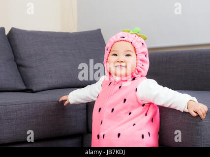 Bambina con il costume di fragola Foto stock - Alamy