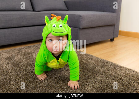 I giovani baby boy vestito di dinosauro Foto Stock