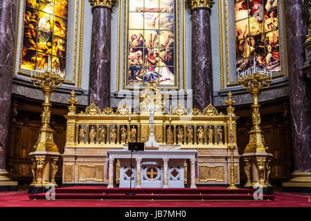 Berlino, Germania - 13 Aprile 2017: Altare della Cattedrale di Berlino (Berliner Dom) di stile Neobaroque a Berlino, Germania. Foto Stock