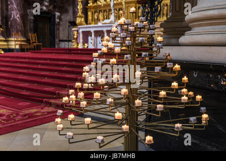 Berlino, Germania - 13 Aprile 2017: Candele nell altare della Cattedrale di Berlino (Berliner Dom) di stile Neobaroque a Berlino, Germania. Foto Stock