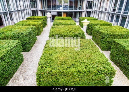 Berlino, Germania - 12 Aprile 2017: Edificio per uffici con un parco con la forma di un cubo di vegetazione in Berlino, Germania Foto Stock