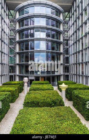Berlino, Germania - 12 Aprile 2017: Edificio per uffici con un parco con la forma di un cubo di vegetazione in Berlino, Germania Foto Stock
