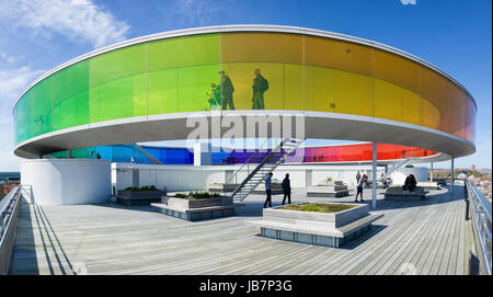 Aarhus, Danimarca - 2 Maggio 2017: Il Panorama Arcobaleno, una installazione da Danish-Icelandic artista Olafur Eliasson. Visitatori all'interno e sul patio belo Foto Stock