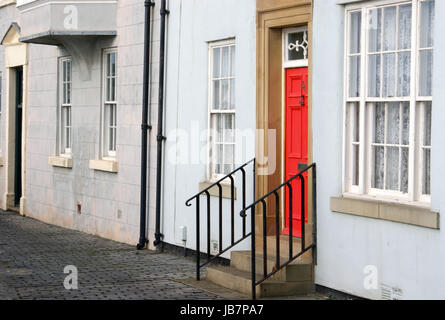 Hartlepool Headland Conservation Area terrazza Vittoriana Casa con porta rossa passi finestre a ghigliottina e ringhiere Foto Stock