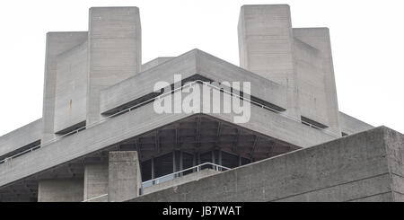 Il Teatro Nazionale iconica brutalist nuova architettura in Londra England Regno Unito - isolato su sfondo bianco Foto Stock