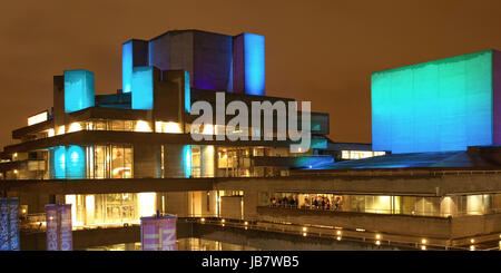 Vista notturna del Royal National Theatre di Londra, iconico degli anni sessanta nuova architettura brutalist Foto Stock