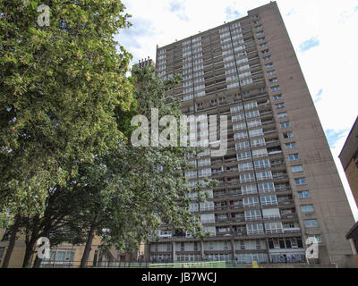 LONDON, England, Regno Unito - 20 giugno 2011: Il Balfron Torre progettata da Erno Goldfinger nel 1963 è un Il Grade ii Listed è un capolavoro della nuova architettura brutalist Foto Stock