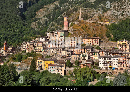 Vista della piccola cittadina di tenda sulle pendici della montagna nelle Alpi, Francia. Foto Stock