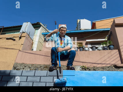 La scultura di un uomo pittura parete alla cultura Gamcheon villaggio dedicato alle persone che hanno contribuito a ristrutturare il villaggio Foto Stock