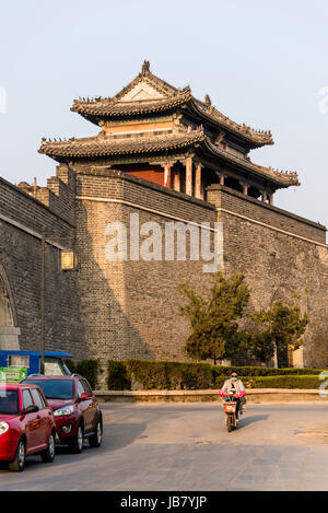 City Gate di parete, Qufu, provincia di Shandong, la città natale di Confucio, Cina Foto Stock