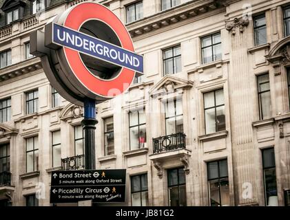 London, Regno Unito 19 marzo: segno della metropolitana Oxford Street è uno dei principali centri shopping e le strade turistiche Foto Stock