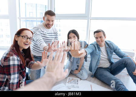 Felice felici le persone dando alta cinque Foto Stock