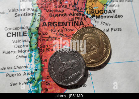 Argentina monete sulla mappa Still Life Foto Stock