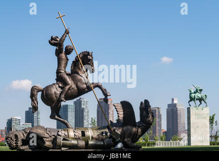 San Giorgio che uccide Dragon statua, Nazioni Unite, New York, Stati Uniti d'America Foto Stock