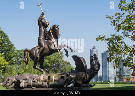 San Giorgio che uccide Dragon statua, Nazioni Unite, New York, Stati Uniti d'America Foto Stock