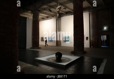 Vista generale della 57a Biennale di Venezia curata da Christine Macel, a Venezia, Italia. La mostra sarà aperta al pubblico a partire da sabato 13 maggio a domenica 26 novembre 2017 presso l'Arsenale Veneziano e Giardini della Biennale. Dove: Venezia, Veneto, Italia Quando: 09 maggio 2017 Credit: IPA/WENN.com * * disponibile solo per la pubblicazione in UK, USA, Germania, Austria, Svizzera** Foto Stock