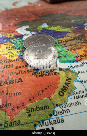 Emirati Arabi Uniti moneta sulla mappa del mondo ancora in vita Foto Stock