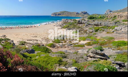 Falassarna Beach ha vinto premi per essere la più bella spiaggia di Creta ed è sempre una delle dieci più belle spiagge in Europa, con la sua meravigliosa sabbia bianca e calde ed acque cristalline. Foto Stock